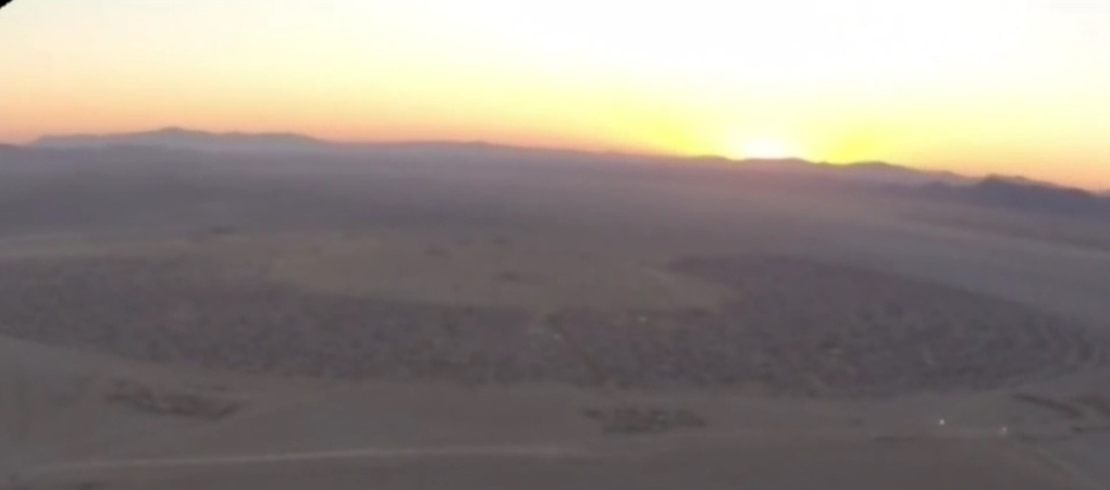 Pria Victoria menggunakan pesawat untuk mengantarkan pizza ke Burning Man