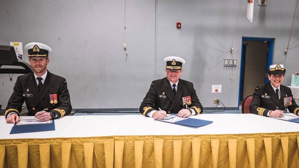 Lt.-Cmdr. David Dallin (left) will no longer serve as the commanding officer of HMCS Regina, according to a statement from Commodore David Mazur (centre), the commander of Canadian Fleet Pacific. (Twitter/@MARPAC_FMARP)